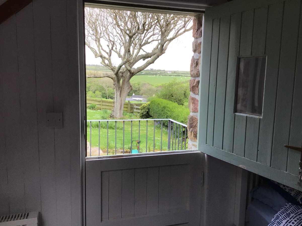 Cozy Camborne Studio Retreat With Two Single Beds Exterior foto