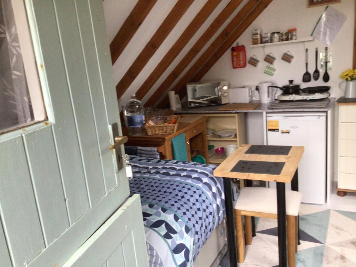 Cozy Camborne Studio Retreat With Two Single Beds Exterior foto