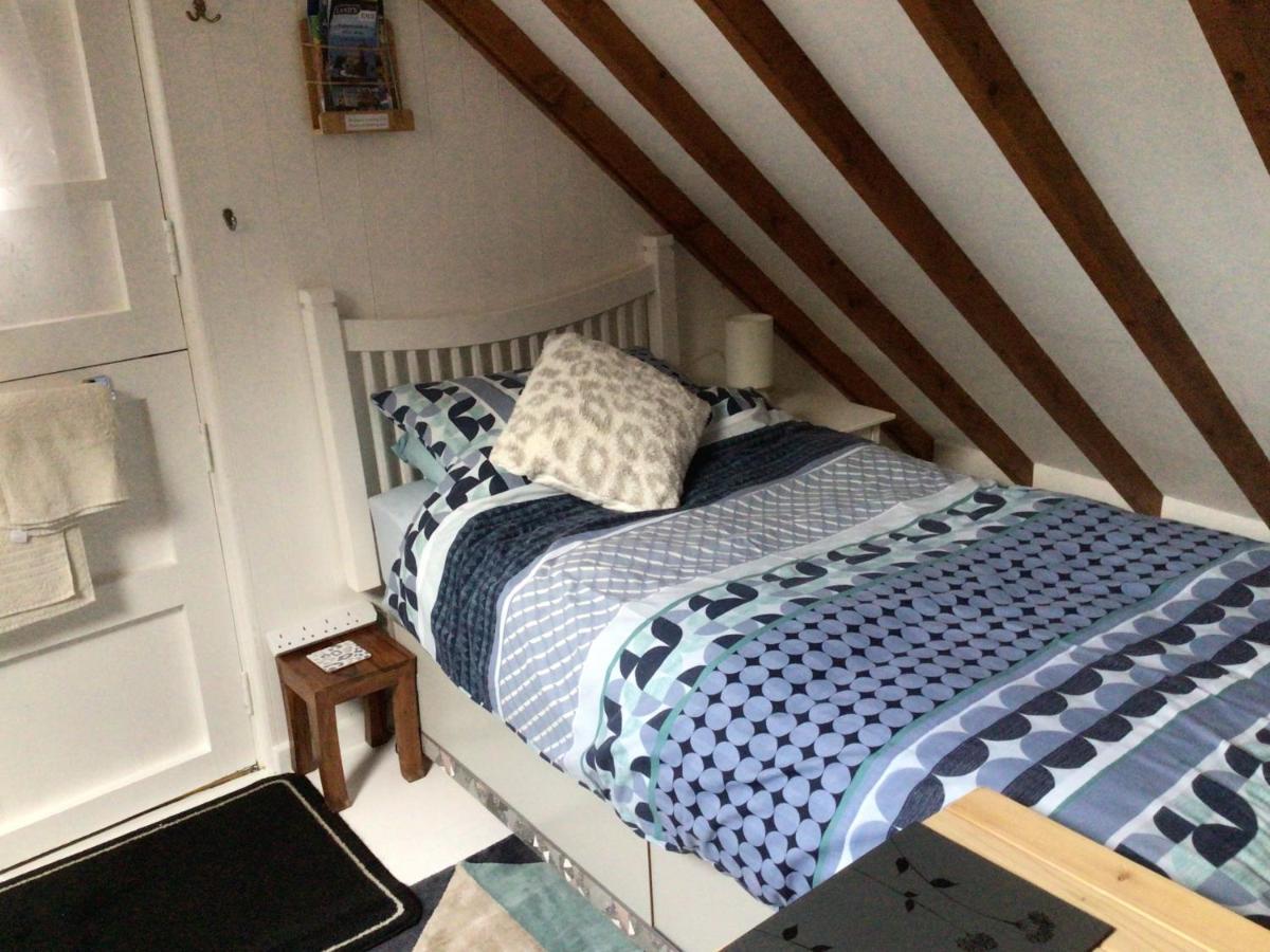 Cozy Camborne Studio Retreat With Two Single Beds Exterior foto